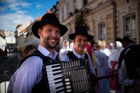 Izjemen obisk zaznamoval 50. Dneve narodnih noš in oblačilne dediščine v Kamniku (Blaž T. Muc)  (22)